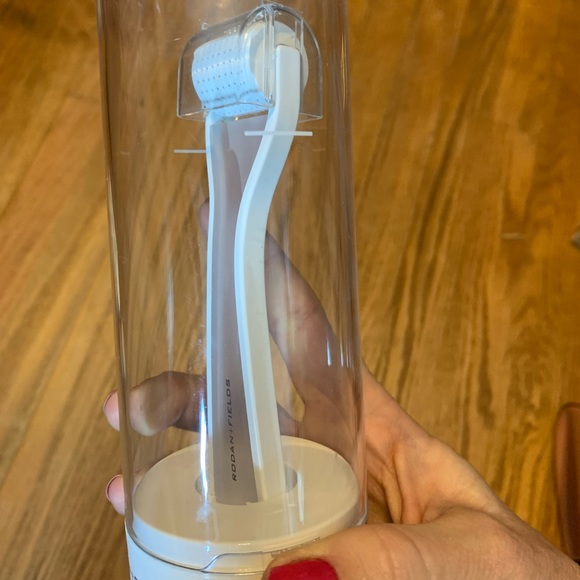 Rodan and Fields R+F Redefine AMP Micro needling tool with container UNUSED. - Picture 4 of 4